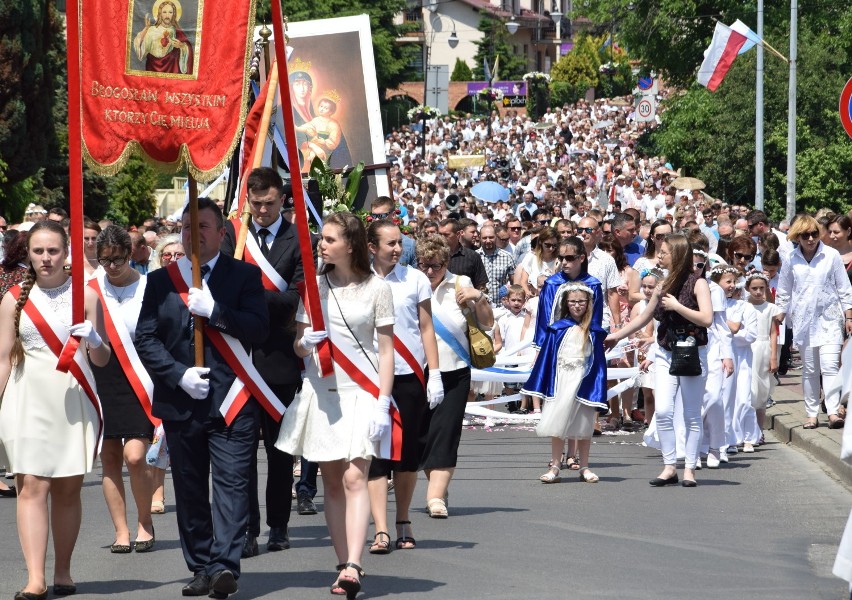 Trasa procesji prowadziła od Kolegiaty Bożego Ciała do...