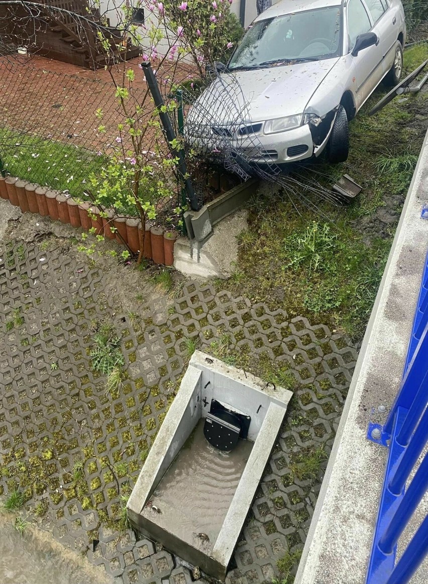 Wypadek pod Krakowem. Pojazd wylądował na prywatnym podwórku, zatrzymał się tuż nad brzegiem rzeki przy stromej skarpie