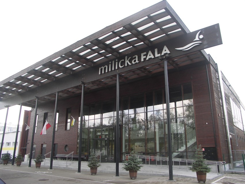 Front budynku krytego basenu w Miliczu