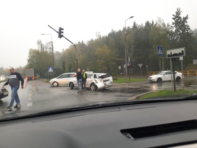 Tył pojazdu został dość mocno uszkodzony. Na szczęście nikomu nic się nie stało