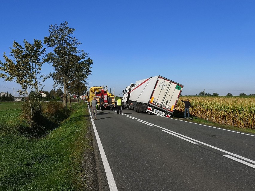 W Nowych Mostach w powiecie grudziądzkim ciężarówka wjechała do rowu