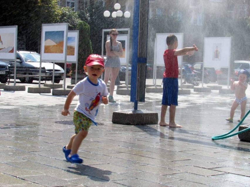 WRZEŚNIA: Kurtyna wodna pojawiła się na płycie wrzesińskiego rynku! [FOTO]