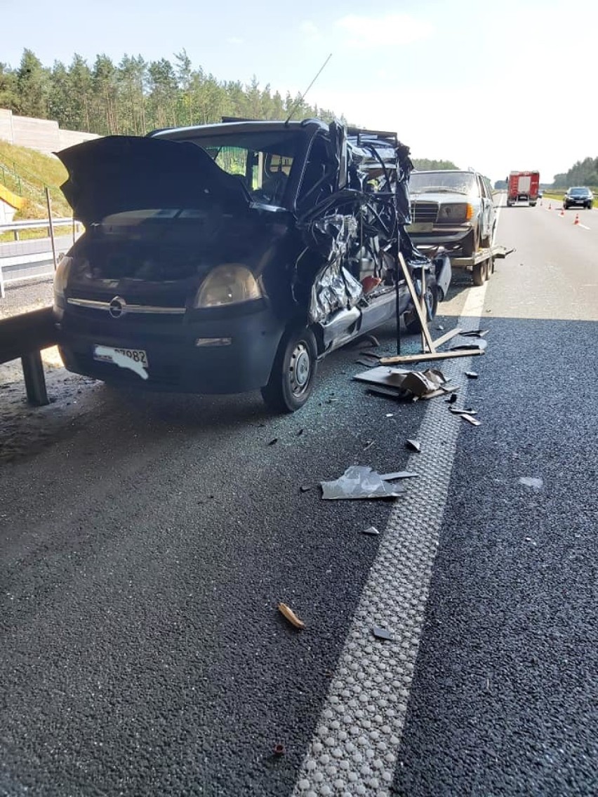 Wypadek na S3 między Legnicą, a Lubinem. Z busa nic nie zostało, a pasażerowie... [ZDJĘCIA]