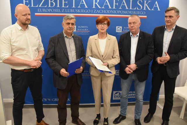 O dyrektywie budowlanej Elżbieta Rafalska mówiła w towarzystwie: Tomasza Rafalskiego, Romana Sondeja, Jarosława Porwicha i Krzysztofa Kielca.
