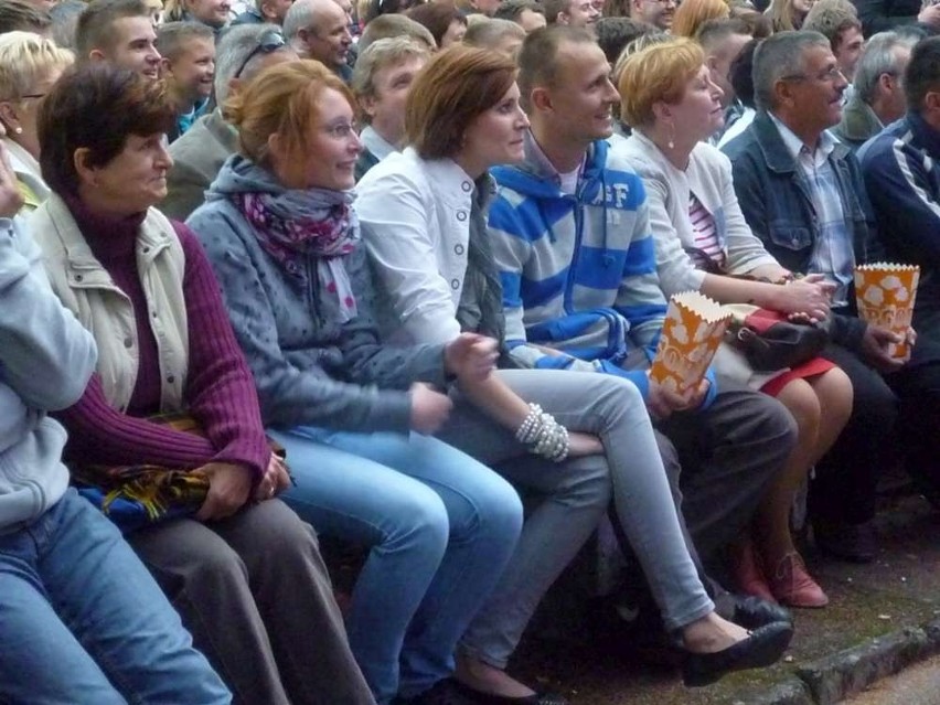 Chodzieska Noc Kabaretowa - Gwiazdy i tłumy w amfiteatrze [ZDJĘCIA I WIDEO]