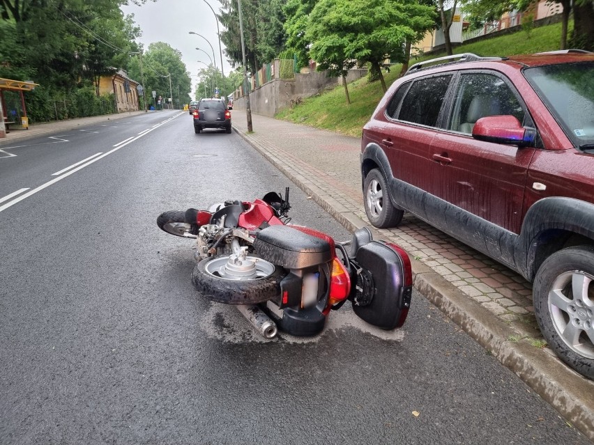 Motocyklista ranny w wypadku w Przemyślu. Na ul. Słowackiego jednoślad zderzył się z kią [ZDJĘCIA]