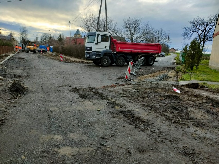Od października ubiegłego roku trwa remont drogi w Brzegu...