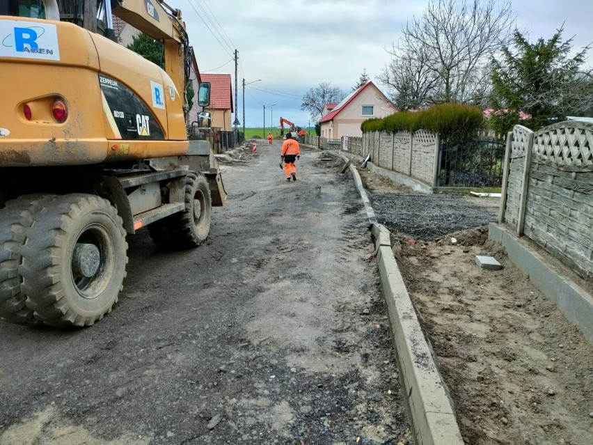 Trwa remont drogi w Brzegu Głogowskim. Ponowne otwarcie dla...
