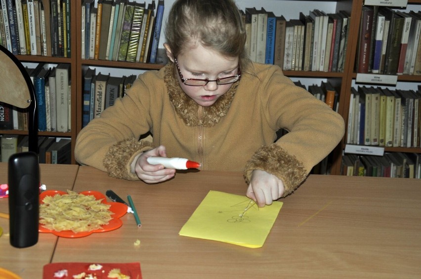 Dzieciaki spędziły czas w bibliotece tworząc dzieła sztuki z... makaronu