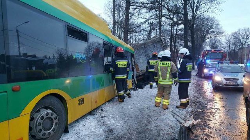 Wypadek w Bojszowach. Autobus zderzył się z ciężarówką. Są ciężko ranni [ZDJĘCIA]