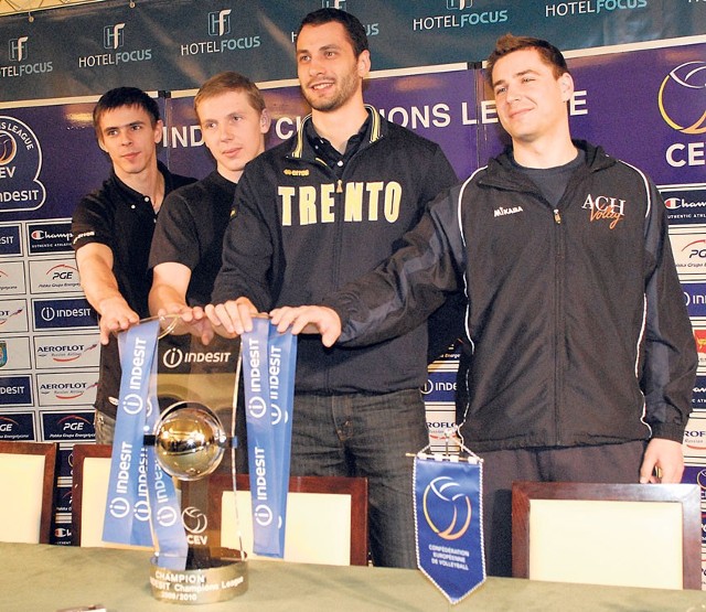 Od lewej kapitanowie: Mariusz Wlazły (Skra), Siergiej Grankin (Dynamo), Matej Kazijski (Trentino) i Andrej Flajs (Bled). Który z nich w sobotę podniesie to trofeum do góry?