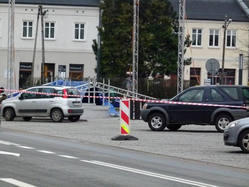 Parking przy Ratuszu zamknięty. Trwają przygotowania do Sylwestra. Będą utrudnienia w ruchu [zdjęcia i program imprezy]