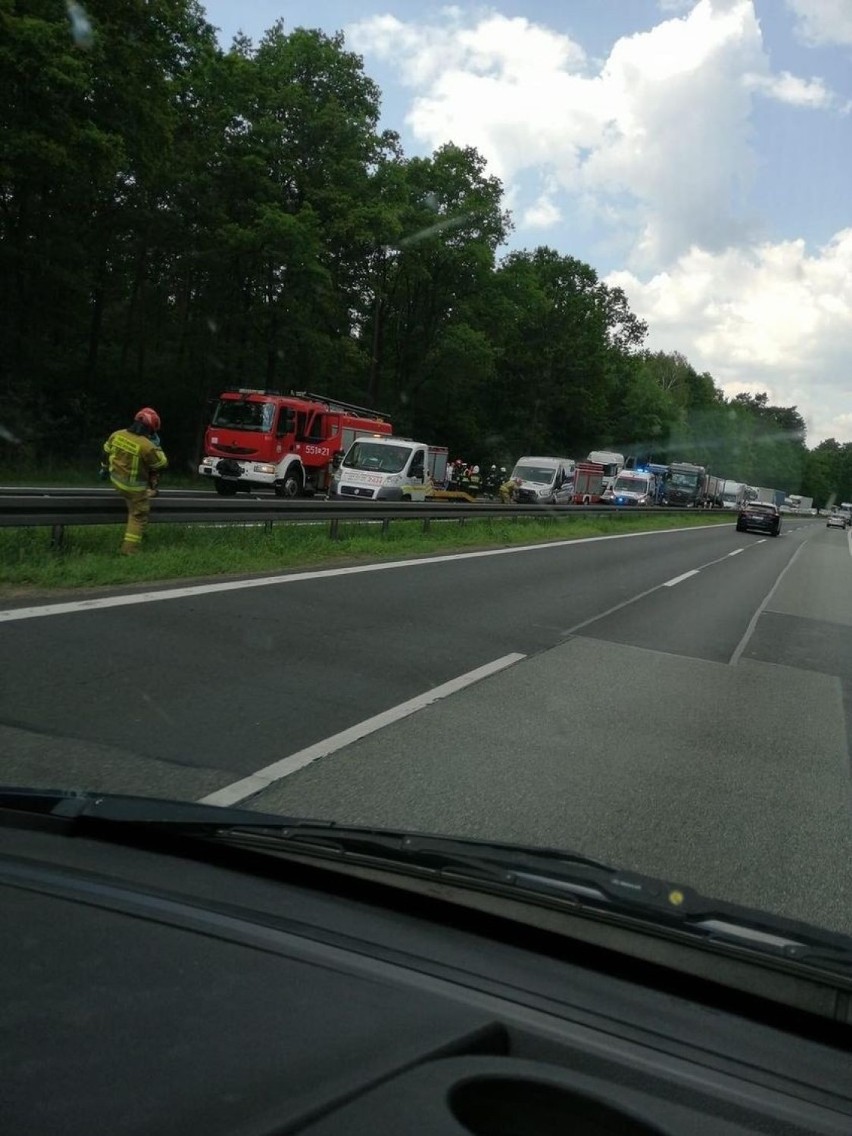 Wypadek na DK1 w Piasku (pow. pszczyński). Wyglądał groźnie. Bus najechał na samochód osobowy