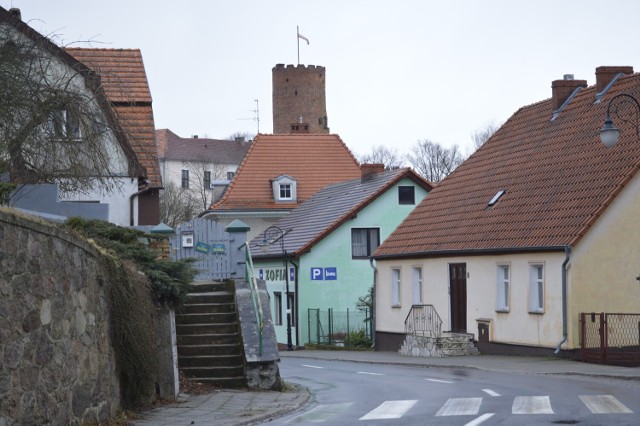 Mieliście kiedyś w lecie, albo w długi majowy weekend problem z zaparkowaniem w Łagowie? Niemal zawsze są tu setki samochodów i tysiące turystów. A jak to urokliwe miasteczko wygląda zimą? Zobaczcie! Będziecie zaskoczeni.

W sezonie niewielki Łagów jest oblegany przez turystów. Nic dziwnego, w końcu nazywany jest "Perłą Ziemi Lubuskiej". Otoczony lasami, położony nad dwoma jeziorami, z pięknym zamkiem joannitów i świetną infrastrukturą ściąga amatorów wypoczynku nad wodą nie tylko z Lubuskiego, ale i innych regionów Polski. Jednak po sezonie Łagów prezentuje zupełnie inne oblicze. Gwarne latem kawiarenki i knajpki pozamykane są na cztery spusty. Puste są też pomosty, ławki, miejsca do wypoczynku. Puste są parkingi, ulice i chodniki. Z rzadka tylko ktoś przemknie. Zobaczcie zdjęcia Łagowa, jakiego nie znacie!