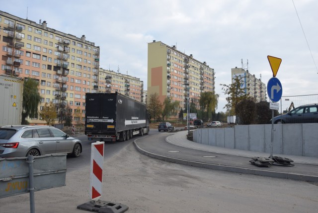 Zmiany na rondzie na skrzyżowaniu Podmiejskiej i Wyszyńskiego. Inwestycja ma zostać oddana w grudniu