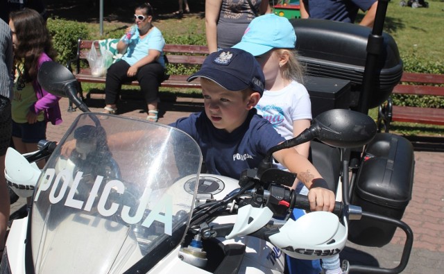 Funkcjonariusze Komendy Powiatowej Policji w Sokółce wraz z Urzędem Miejskim w Sokółce i sokólskim ośrodkiem kultury już po raz trzeci zorganizowali - Piknik z mundurem.