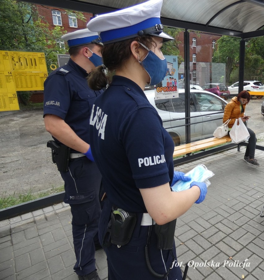 Policjanci z Opola rozdają maseczki w autobusach.