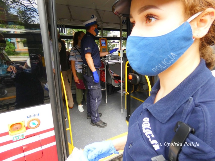 Policjanci z Opola rozdają maseczki w autobusach.