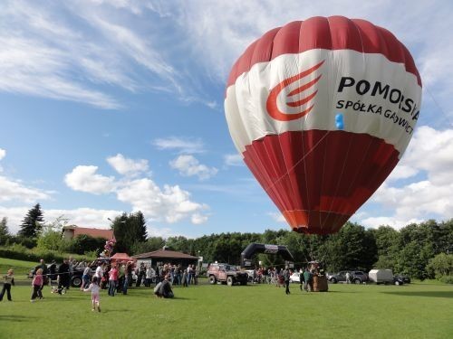 Chmielno. Sobotnia Pogoń za balonem -jak  podnoszono balon na stadionie - zdjęcia i filmiki