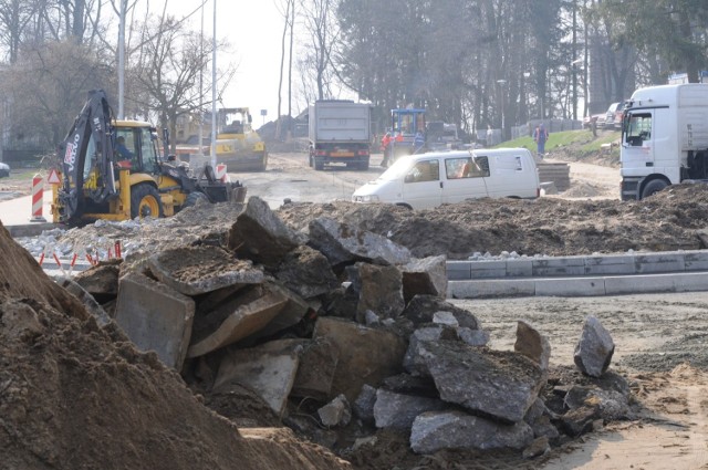 W kwietniu 2010 roku trwały intensywne prace przy budowie nowego ronda. To nosi teraz imię Anny German, w końcu tą trasą dojedziemy też do amfiteatru, który mieści się nieopodal.