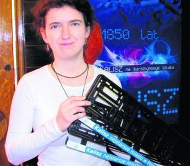 Justyna Miklas prezentuje ramki do tablic rejestracyjnych