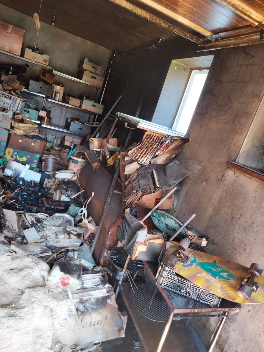 Płonął garaż w Krogulcu. Trzy zastępy straży pożarnej gasiły pożar budynku ZDJĘCIA