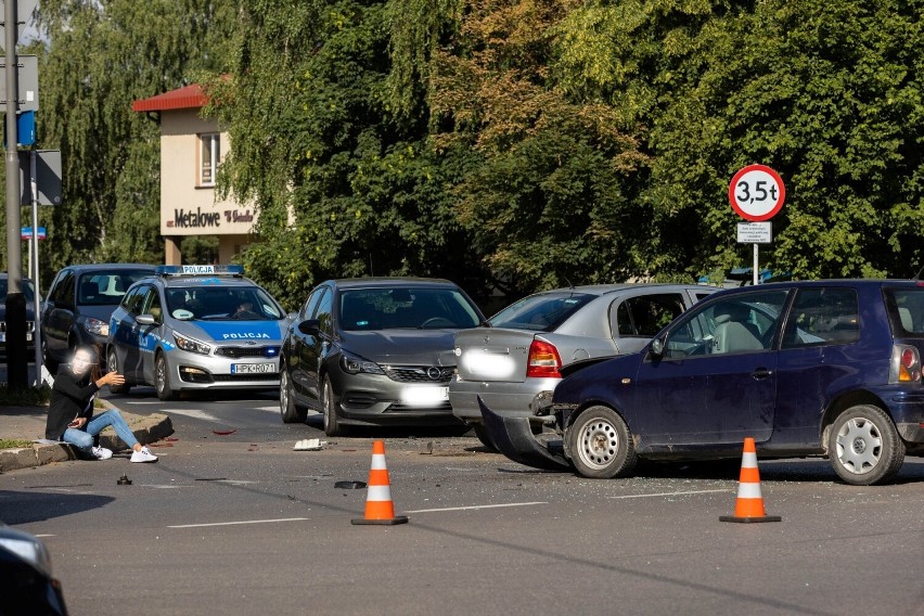 Dwa poranne wypadki w Rzeszowie. Brało w nich udział po kilka aut [ZDJĘCIA]