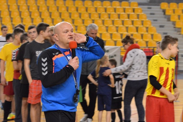 Maciej Bartoszek, trener Korony Kielce, na wtorkowym treningu miał 250 osób, młodych adeptów futbolu.