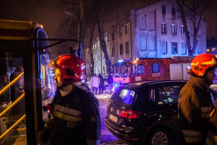 Wybuch butli gazowej przy ul. Piłsudskiego w Łodzi. Z budynku wyleciały wszystkie okna