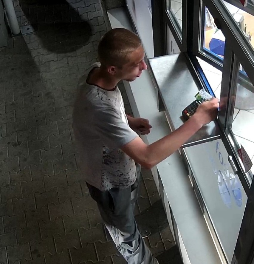 Policja w Kaliszu szuka złodzieja. który ukradł portfel....