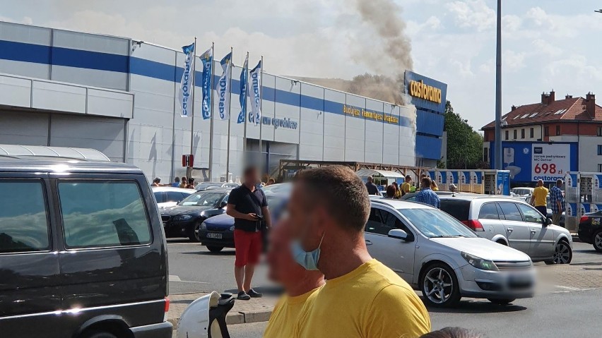 Pożar na dachu Castoramy w Szczecinie. Ewakuowano klientów i pracowników