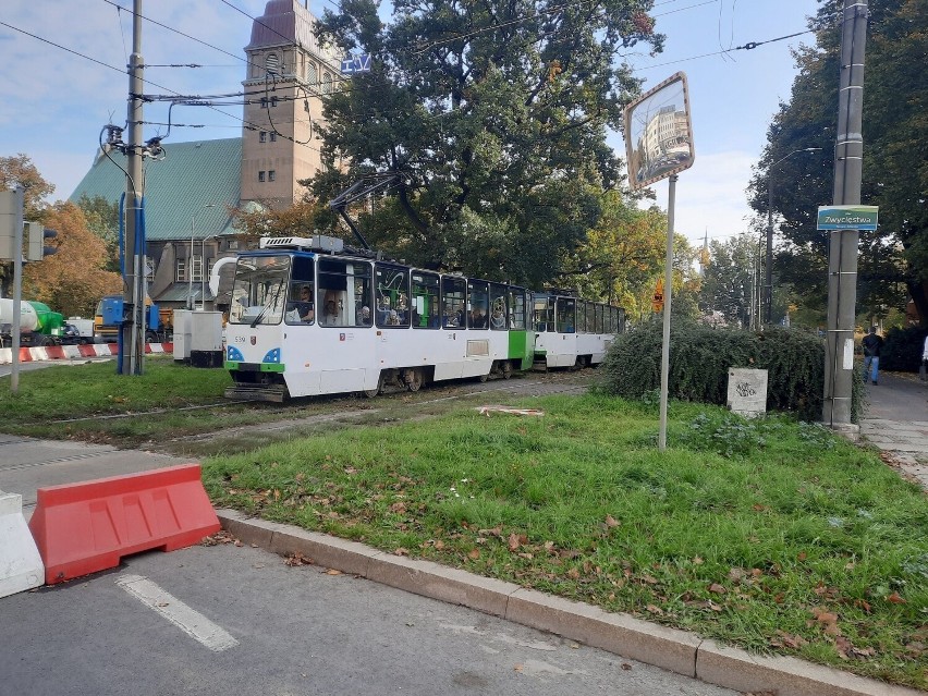 Utrudnienia na placu Zwycięstwa dla pasażerów i kierowców