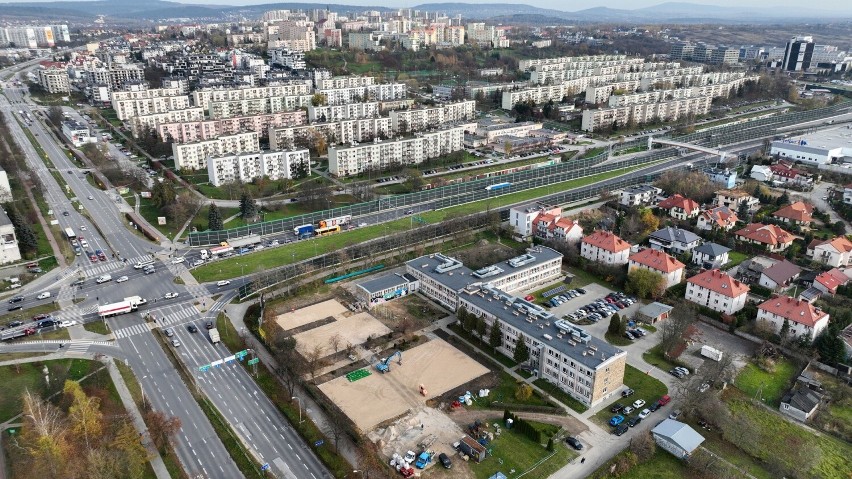 Przy Zespole Szkół Informatycznych w Kielcach powstaje kompleks boisk. Zobacz zdjęcia 