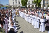 Pierwsza Komunia Święta w gorlickiej bazylice NNMP. Uroczystość przeżywają uczniowie Szkoły Podstawowej nr 4 i ich rodziny. 