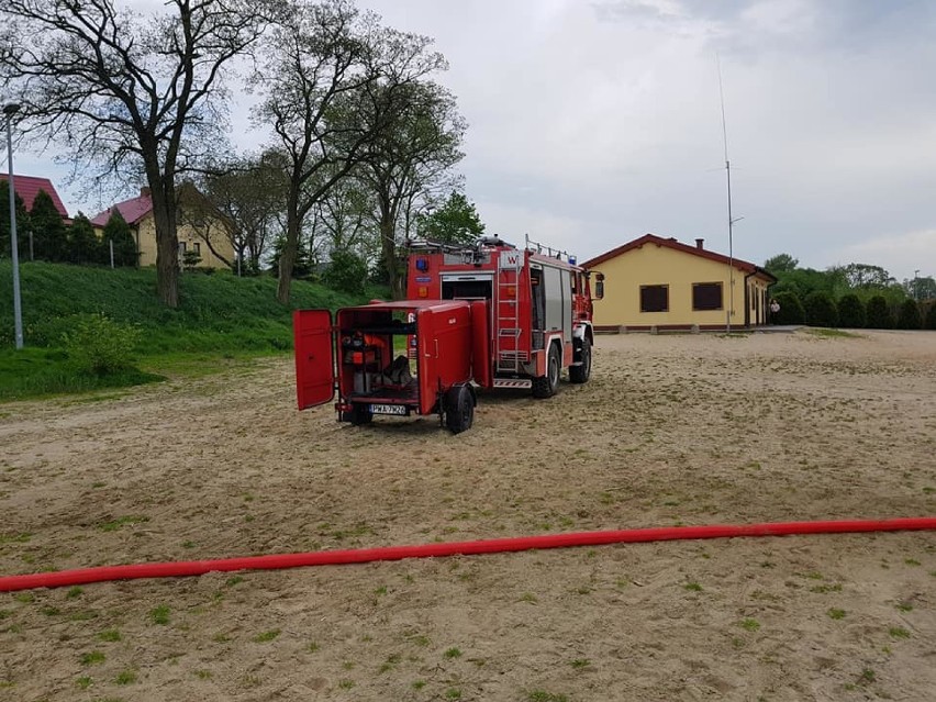 Kolejne ćwiczenia strażaków. Druhowie z OSP Damasławek ćwiczyli na plaży...