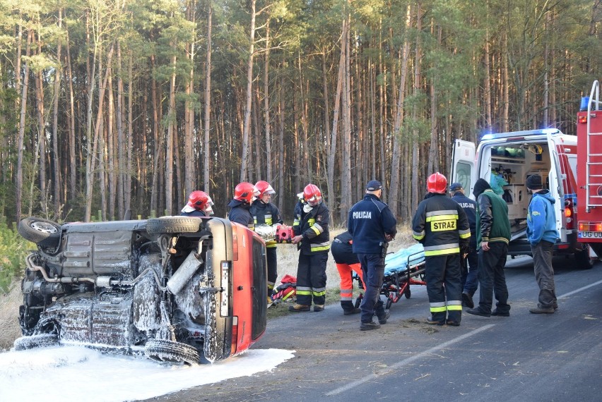 Moment przenoszenia rannego kierowcy z Sulmierzyc na mobilne...