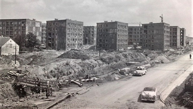 Osiedle Chabrów w Opolu, rejon obecnego skrzyżowania z ulicą Luboszycką. Zdjęcie z 1969 roku, kiedy trwała budowa bloków po północnej stronie ul. Chabrów.