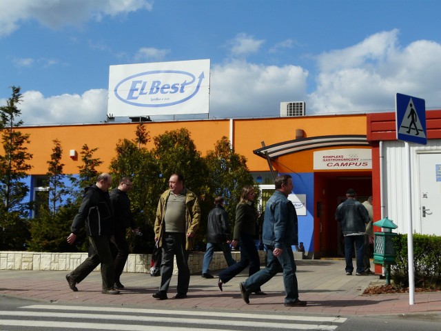 Spółka Elbest jest jednym z największych pracodawców regionie. Zatrudnia około 1,4 tys. pracowników.