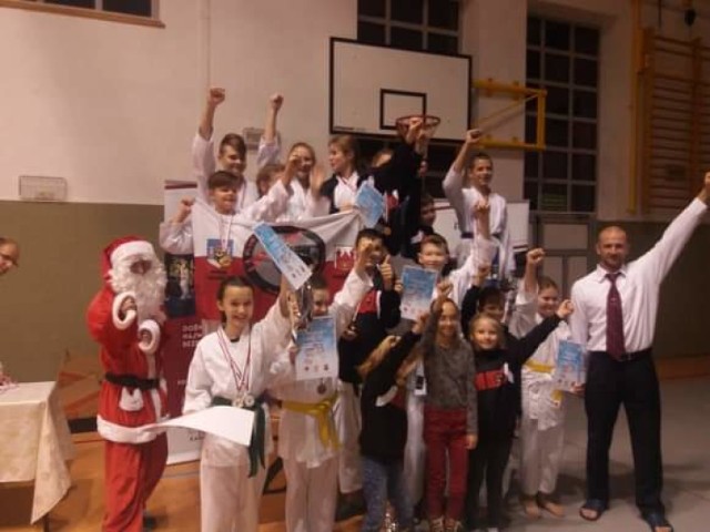 Podczas Gwiazdkowego Turnieju Karate w Żarach, młodzi zawodnicy K.S. Jaguar zdobyli aż 23 medale!