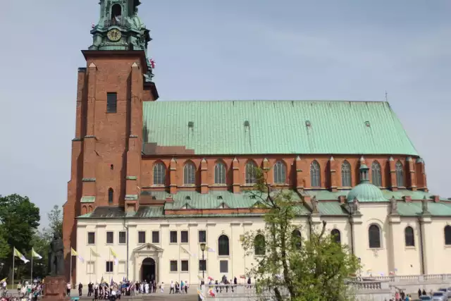 Katedra gnieźnieńska na Wzgórzu Lecha

To najcenniejszy zabytek Gniezna, położony na historycznym Wzgórzu Lecha. Katedra na Wzgórzu Lecha w Gnieźnie przypomina nam o wielu wydarzeniach w dziejach Kościoła i państwa polskiego. To właśnie w Gnieźnie arcybiskupi a później prymasi dokonywali koronacji królewskich. Wspaniała gotycka budowla wraz z jej podziemiami, niezwykłe Drzwi Gnieźnieńskie, ogromny skarbiec katedralny (trzeci co do wielkości i najstarszy w Polsce – dziś eksponowany w Muzeum Archidiecezji Gnieźnieńskiej), niezliczona ilość dokumentów i ksiąg (najstarsza pochodzi z roku 800 i znajduje się w Archiwum Archidiecezjalnym w Gnieźnie). Wszystko to znajdziecie Państwo w dawnym, historycznym miejscu – katedrze na Wzgórzu Lecha w Gnieźnie.