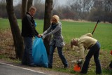 Mieszkańcy Mokrego sprzątali park na Sośniej Górze. Zebrali cztery przyczepy śmieci [ZDJĘCIA]