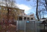 Nowa część budynku Zespołu Szkół Ogólnokształcąco - Technicznych w Lublińcu już stoi, choć jeszcze nie jest zadaszona ZDJĘCIA