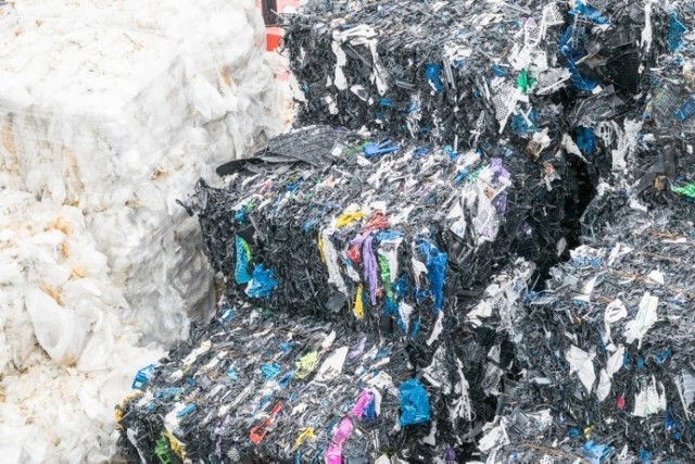 Składowisko nielegalnych odpadów na prywatnym terenie przy ul. Wyzwolenia