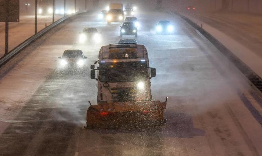 IMGW ostrzega: intensywne opady śniegu i oblodzone drogi w powiecie nowodworskim