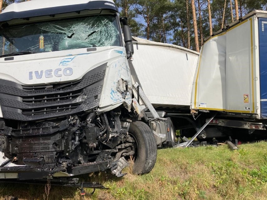 Zderzenie trzech pojazdów w miejscowości Bukowiec. Dwie osoby zostały przewiezione do szpitala