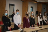 Młodzieżowa Rada Powiatu Opoczyńskiego po pierwszej sesji. Młodzi radni złożyli ślubowanie [ZDJĘCIA]
