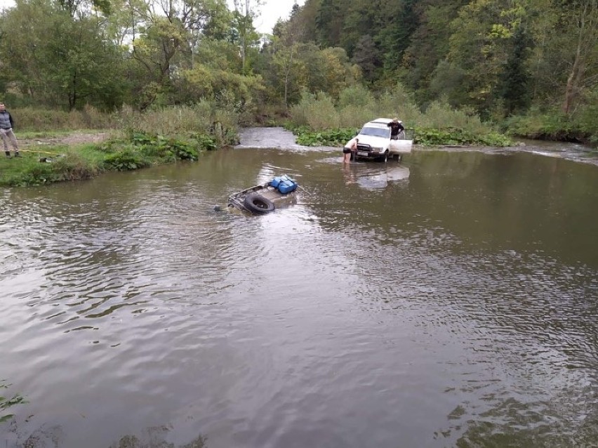 Terenowe auto zatopione w Wisłoce w Nieznajowej. Nurkowie z Tarnowa i strażacy szukali kierowcy