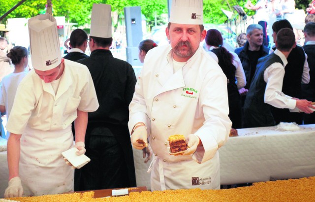 Tomasz Mazurek, cukiernik, który brał udział w robieniu największego na świecie tortu w kształcie boiska do koszykówki