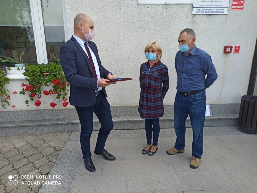 Bojanowo. Dom Pomocy Społecznej w Pakówce otrzymał defibrylator AED od starostwa. Pracownicy DPS-u uratowali jednego z pensjonariuszy
