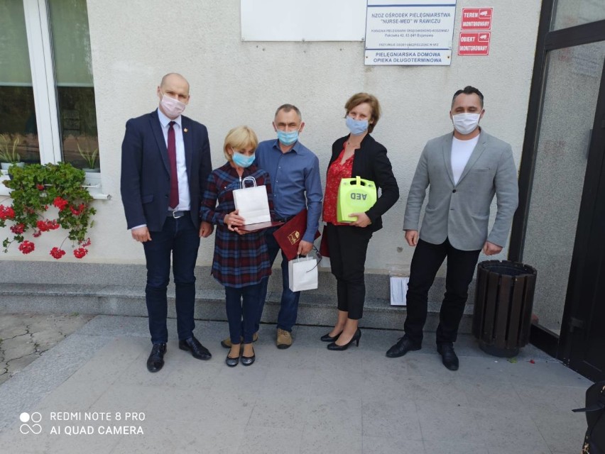 Bojanowo. Dom Pomocy Społecznej w Pakówce otrzymał defibrylator AED od starostwa. Pracownicy DPS-u uratowali jednego z pensjonariuszy
